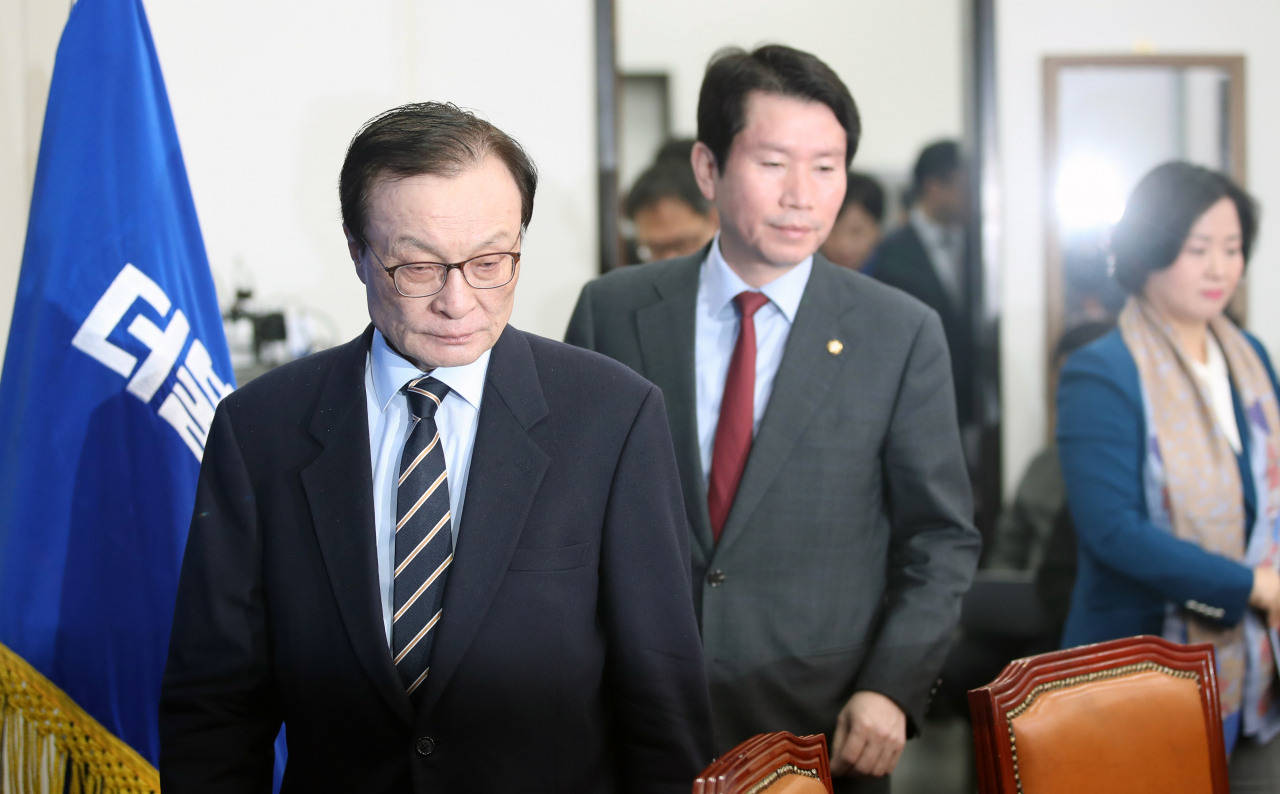 더불어민주당 이해찬 대표와 이인영 원내대표가 17일 오전 국회에서 열린 최고위원회의에 참석하고 있다. 연합뉴스