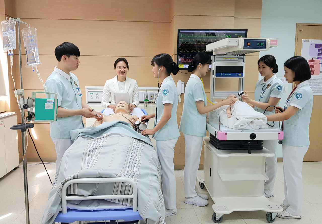 영진전문대 간호학과 학생들 실습 모습.[영진전문대 제공]