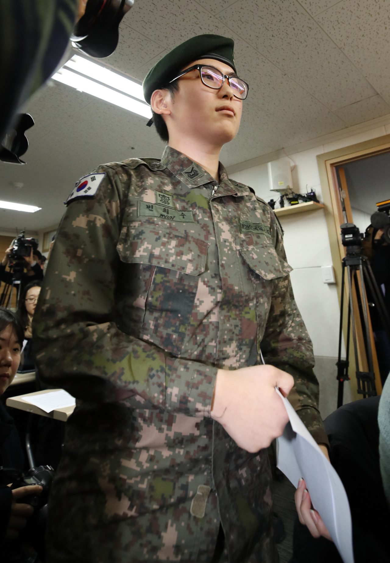 변희수 부사관이 전역 판정을 받은 지난달 22일 서울 마포구 군인권센터에서 기자회견에 참석하고 있다.[연합]