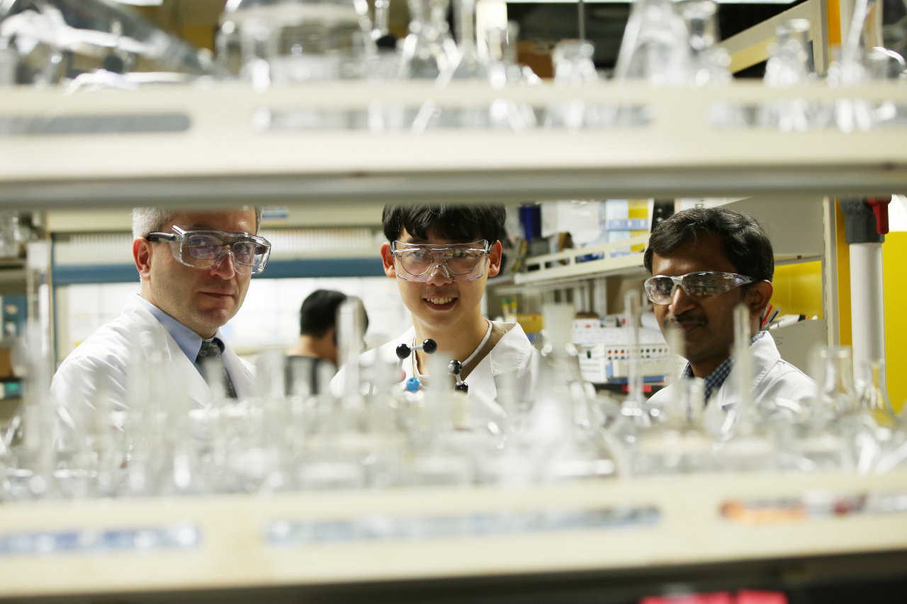 KAIST 자패르 야부즈(왼쪽) 교수와 송영동(가운데) 박사과정생과 라메쉬 박사(오른쪽)가 관련 실험을 수행하고 있다.[KAIST 제공]