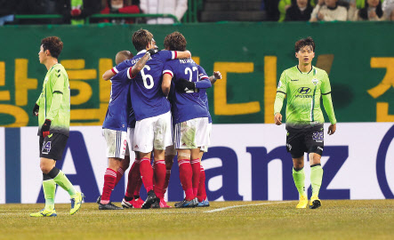 지난 12일 전주월드컵경기장에서 열린 2020 아시아축구연맹(AFC) 챔피언스리그 1차전에서 ‘초호화군단’ 전북은 요코하마에 1-2로 아쉽게 덜미를 잡혔다. [연합뉴스]