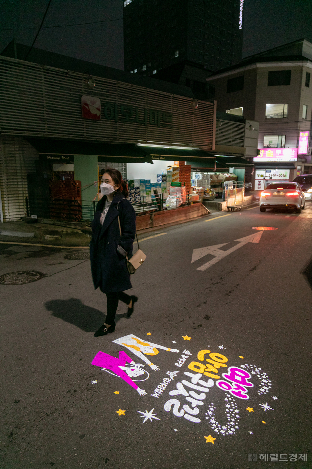 한 시민이 LED 조명이 바닥에 투사된 골목길을 지나가고 있다. [강서구 제공]