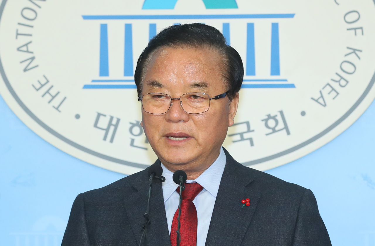 자유한국당 5선 정갑윤 의원이 17일 국회 정론관에서 4·15 총선 불출마를 선언하고 있다. [연합]