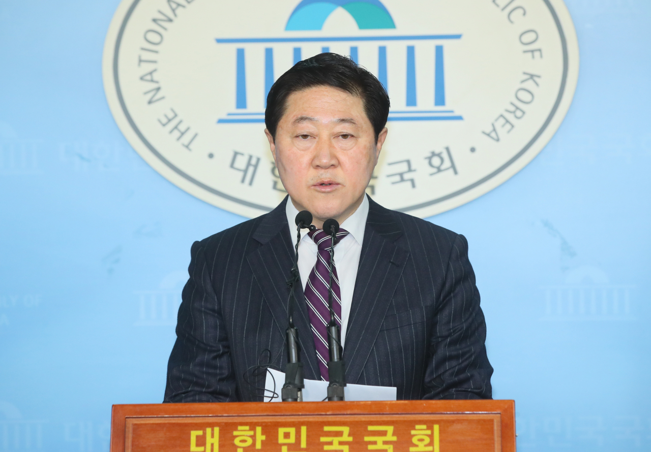 자유한국당 유기준 의원이 17일 국회 정론관에서 4·15 총선 불출마를 선언하고 있다. [연합]