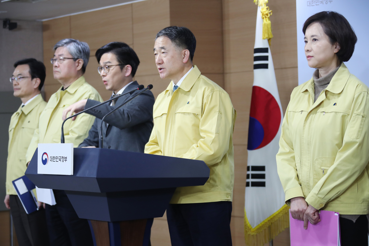신종 코로나바이러스 감염증(코로나19) 중앙사고수습본부 본부장인 박능후 보건복지부 장관이 16일 오후 정부서울청사에서 중수본 회의 결과를 브리핑하고 있다. 연합뉴스
