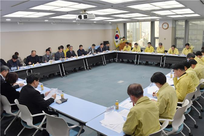 지난 14일 부산시청 회의실에서 부산시와 지역 대학 관계자들이 오는 3월 개강을 앞둔 중국인 유학생들의 지원・관리 방안에 대해 논의하고 있다.