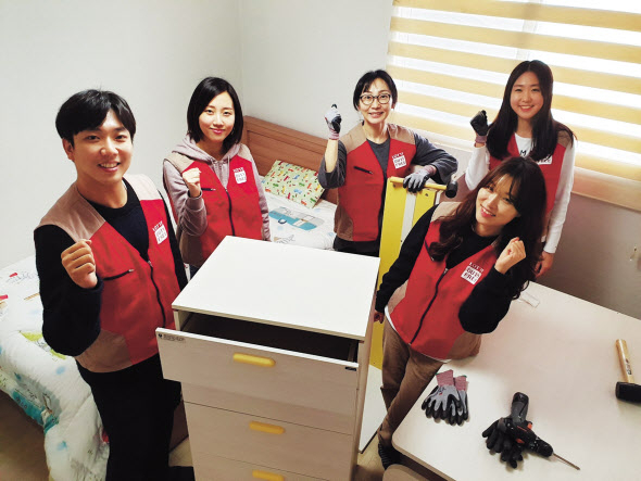 롯데면세점 직원들이 사단법인 ‘함께하는 한숲재단’과 함께 인천 지역 미혼모 및 다문화 가정에 청소 및 도배, 장판 교체 등 주거환경 개선을 지원하고 있다. [롯데면세점 제공]
