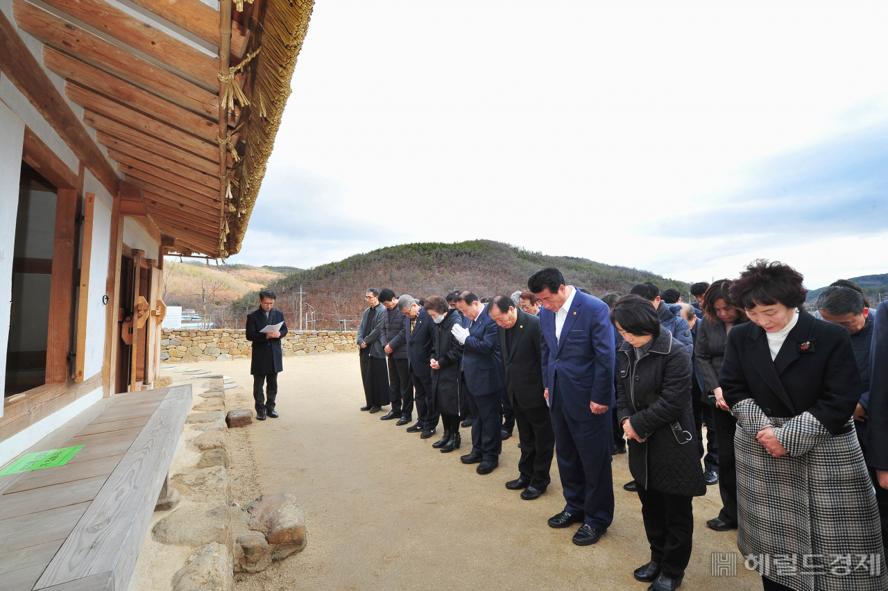 김수환 추기경 선종11주기 추모 참배 행사 모습.[군위군 제공]