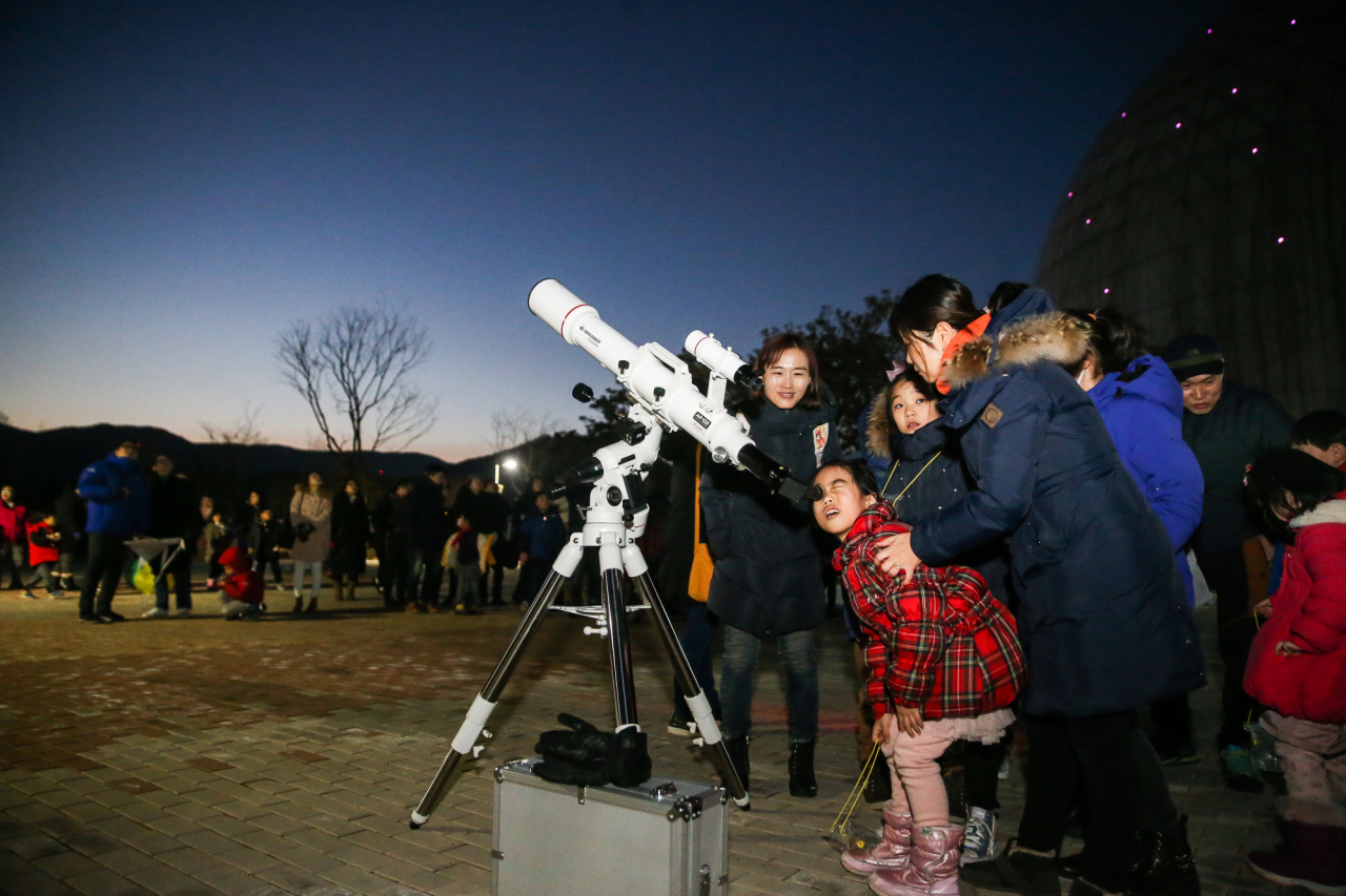 국립부산과학관, ‘가족과학캠프’에서 별자리 관측에 나선 가족 관람객.
