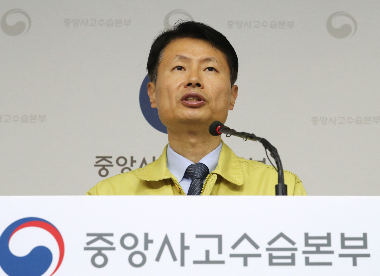 김강립 중앙사고수습본부 부본부장(보건복지부 차관)이 지난 14일 오전 세종시 정부세종청사에서 신종 코로나바이러스 감염증(코로나19) 대응 중앙사고수습본부 상황점검 회의 결과 등에 대해 브리핑하고 있다. [연합]