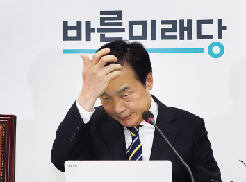 손학규 바른미래당 대표가 17일 오전 서울 여의도 국회에서 열린 최고위원회의에 참석하고 있다. [연합]