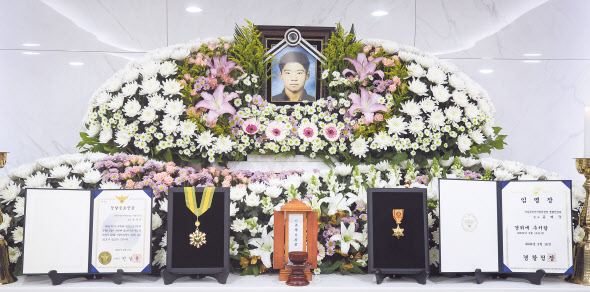 지난 16일 오후 서울 송파구 국립경찰병원 장례식장에 고(故) 유재국 경위의 빈소가 마련돼 있다. 한강경찰대 수상구조요원인 유 경위는 지난 15일 한강에서 투신자 수색 중 교각의 돌 틈에 몸이 끼어 물 밖으로 나오지 못하다 구조됐으나 숨졌다. [연합]
