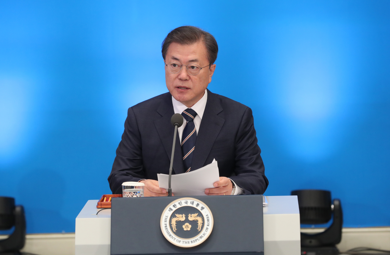 문재인 대통령이 17일 청와대에서 기재부·산업부·중기부·금융위 업무보고 전 발언하고 있다. 연합뉴스