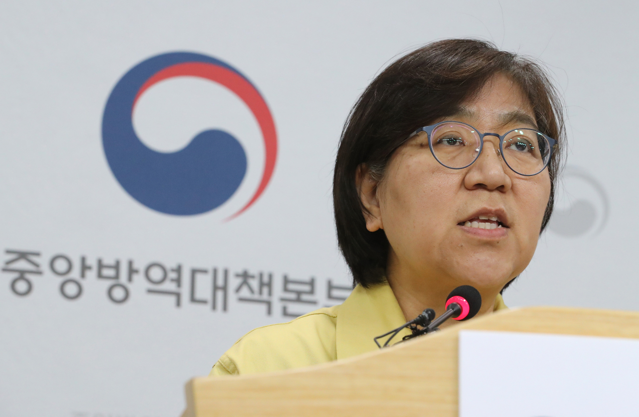정은경 중앙방역대책본부장(질병관리본부장)이 17일 오후 충북 청주시 질병관리본부에서 코로나19 국내 발생현황 및 확진환자 중간조사 결과 등 정례브리핑을 하고 있다. [연합]