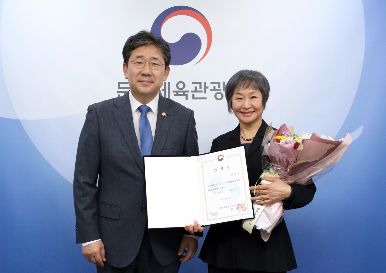 국립현대무용단 예술감독 임명장을 받은 남정호 국립현대무용단 신임 예술감독(오른쪽)과 박양우 문체부 장관. [문화체육관광부 제공]