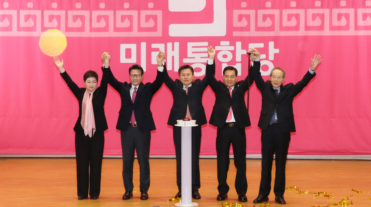 황교안 미래통합당 대표, 심재철 원내대표, 정병국, 이언주 의원, 장기표 통합신당준비위원회 위원장 등이 17일 국회 의원회관에서 열린 미래통합당 출범식 '2020 국민 앞에 하나'에서 손을 맞잡고 있다. [연합]
