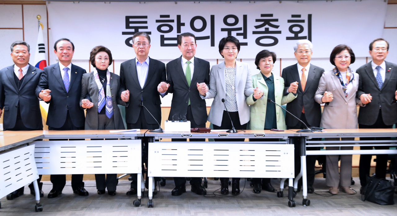 17일 오후 서울 여의도 국회 의원회관에서 열린 공동교섭단체 합동 의원총회에서 바른미래당, 대안신당, 민주평화당 소속 의원들이 손을 잡고 기념촬영을 하고 있다. [연합]
