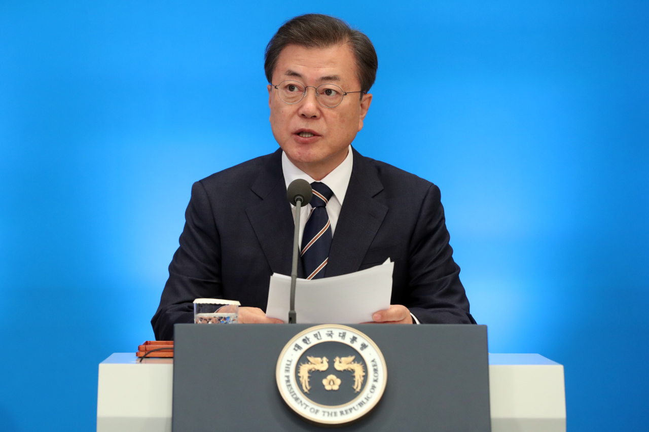 President Moon Jae-in speaks at the briefing session by economy-related government organizations at Cheong Wa Dae in Seoul on Monday. Yonhap
