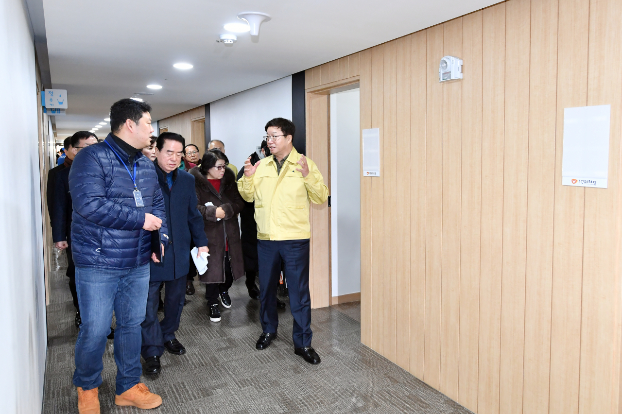 염태영 시장이 수원유스호스텔 시설을 점검하고 있다. [수원시 제공]