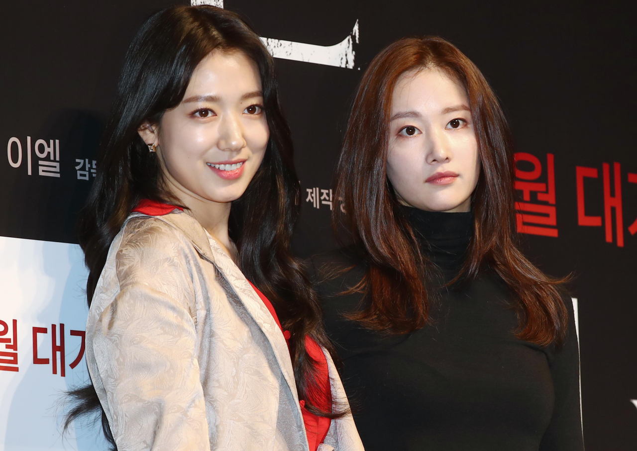 Park Shin-hye (left) and Jeon Jong-seo of "Call" poses for picture during a press conference on the movie held in Seoul on Monday. (Yonhap)
