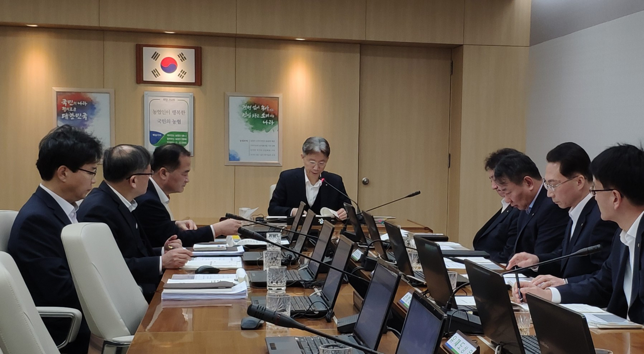 허식 농협중앙회 부회장(가운데)이 17일 농협중앙회 본관에서 2020년 제1차 윤리경영위원회를 주재하고 있다. [농협 제공]