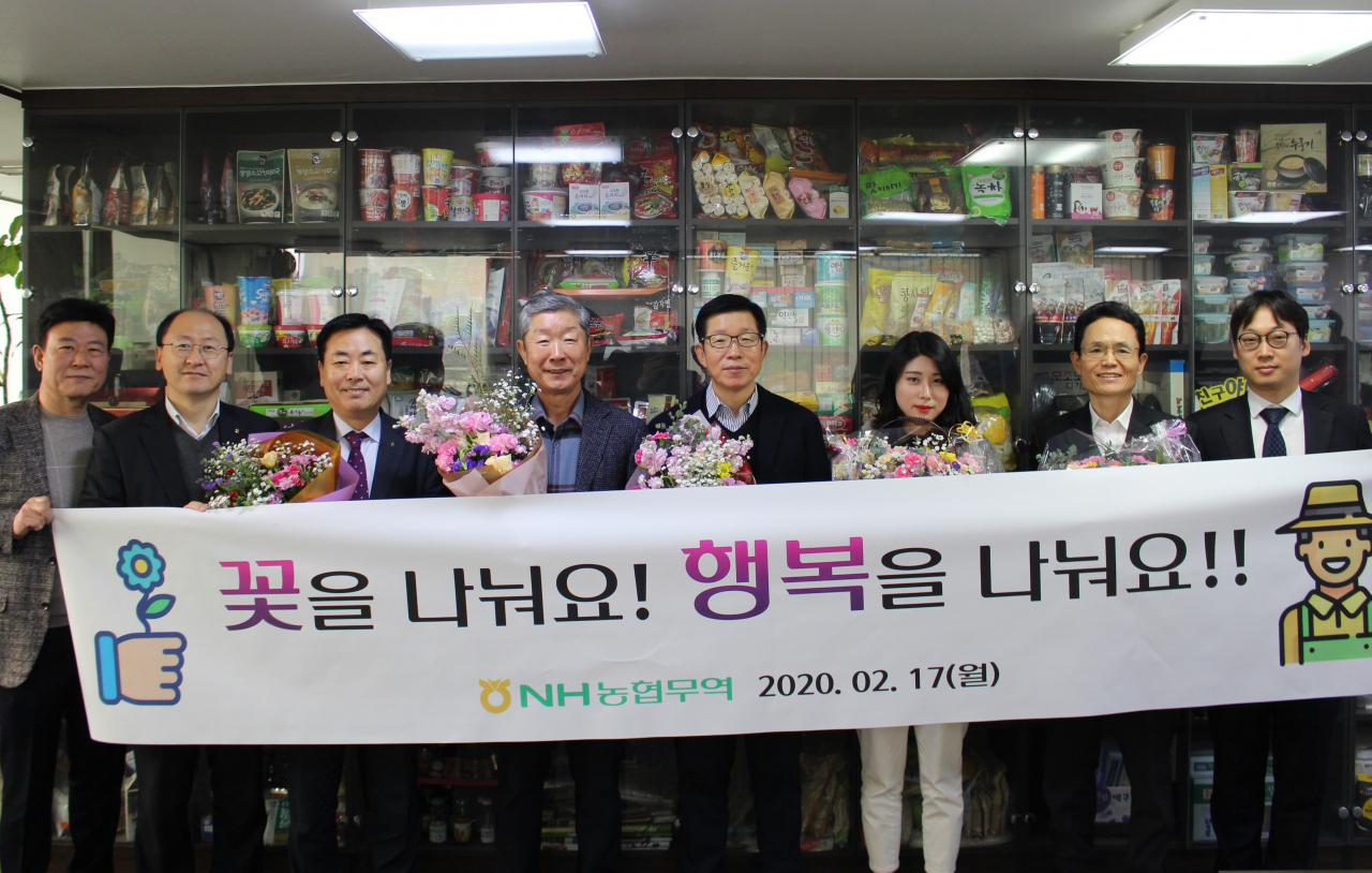 김재기 농협무역 대표(왼쪽에서 세번째)가 '꽃 나눔, 행복나눔' 캠페인을 펼치기에 앞서 임직원 및 주요 참석자들과 기념촬영을 하고 있다. [농협 제공]