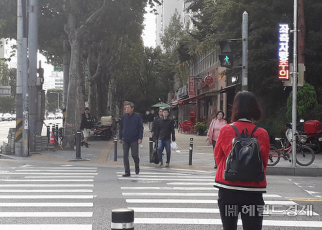 횡단보도 우회전 진입 차량 사고를 막기 위해 설치된 '스마트 우회전 알림이' [구로구 제공]