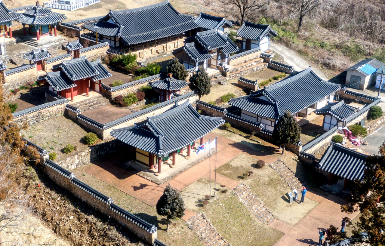안향 선생을 모신 만수사 한켠, 맨 앞 태극기가 내걸린 전각이 안중근 의사를 모신 해동사이다.