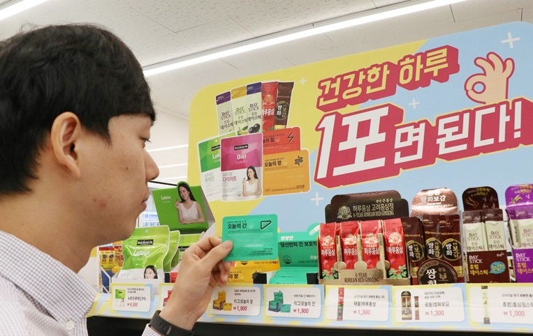 한 소비자가 편의점에서 건강기능식품을 구매하고 있는 모습.[BGF리테일 제공]