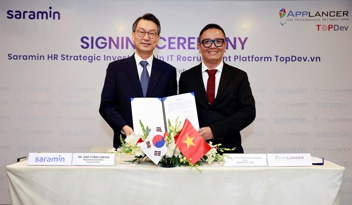 사람인HR 김용환 대표이사(왼쪽)와 베트남 앱랜서 조인트 스탁 컴퍼니(Applancer Joint Stock Company) 응우옌 후 빈 대표이사가 17일(현지시간) 베트남 호치민에서 열린 ‘사람인HR-앱랜서 간 지분 인수 계약 체결식’에서 기념사진을 촬영하고 있다.[사람인 제공]