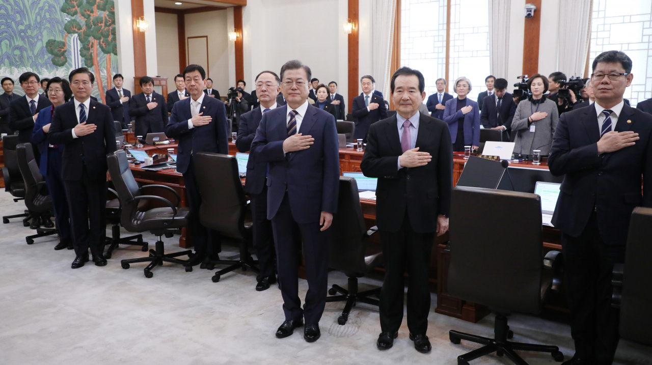문재인 대통령이 18일 청와대에서 열린 국무회의에서 국민의례를 하고 있다.[연합]