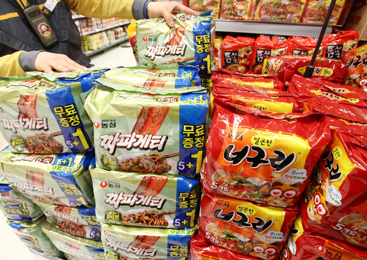 지난 11일 서울 시내 한 대형마트에서 직원이 짜파게티, 너구리 제품을 진열하고 있다. [사진=연합뉴스]