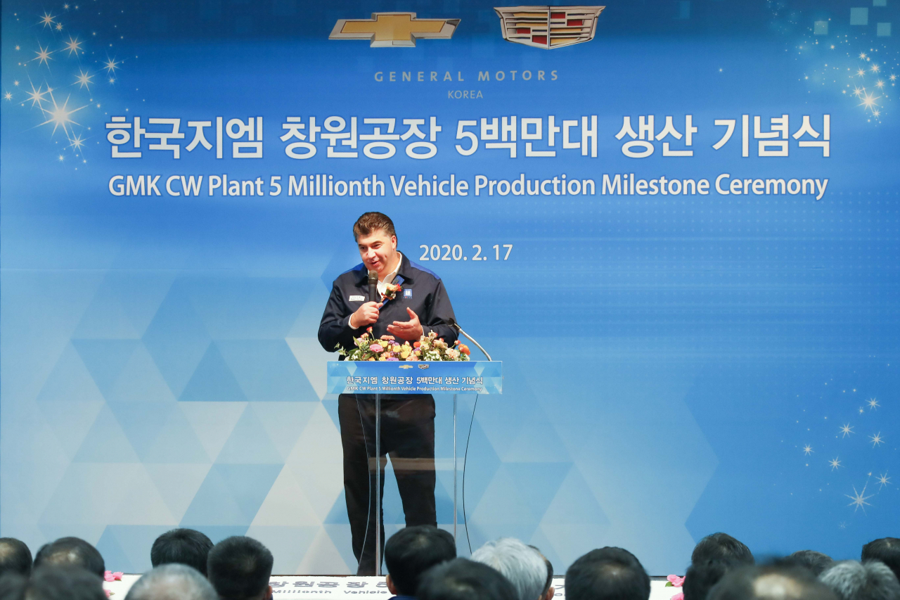 카허 카젬 한국지엠 사장이 창원공장에서 직원들에게 인사말을 하고 있다. [한국지엠 제공]