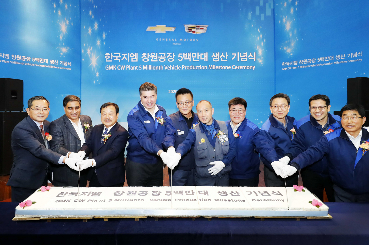카허 카젬 한국지엠 사장(가운데), 문승 한국지엠 협신회 회장 및 부품 협력사 대표(카젬 사장 왼쪽), 김성갑 노조위원장(카젬 사장 오른쪽 두번째) 이동우 생산부문 부사장(오른쪽) 등이 참여해 기념떡 컷팅을 하는 모습. [한국지엠 제공]