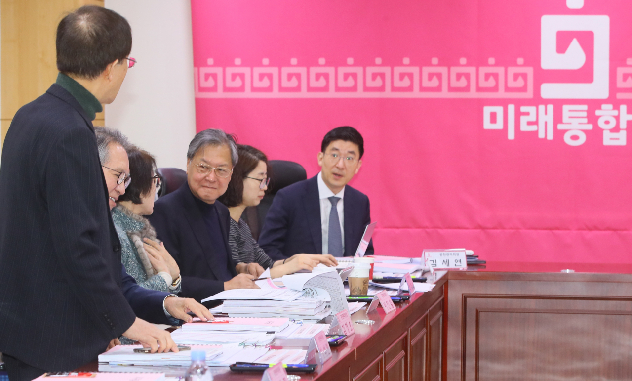 미래통합당 공천관리위원회가 부산과 울산, 경남 창원 지역구 심사를 시작한 18일 국회 의원회관에서 이석연 공관위 부위원장(왼쪽 부터), 김형오 위원장, 김세연 위원(오른쪽) 등이 논의하고 있다. [연합]