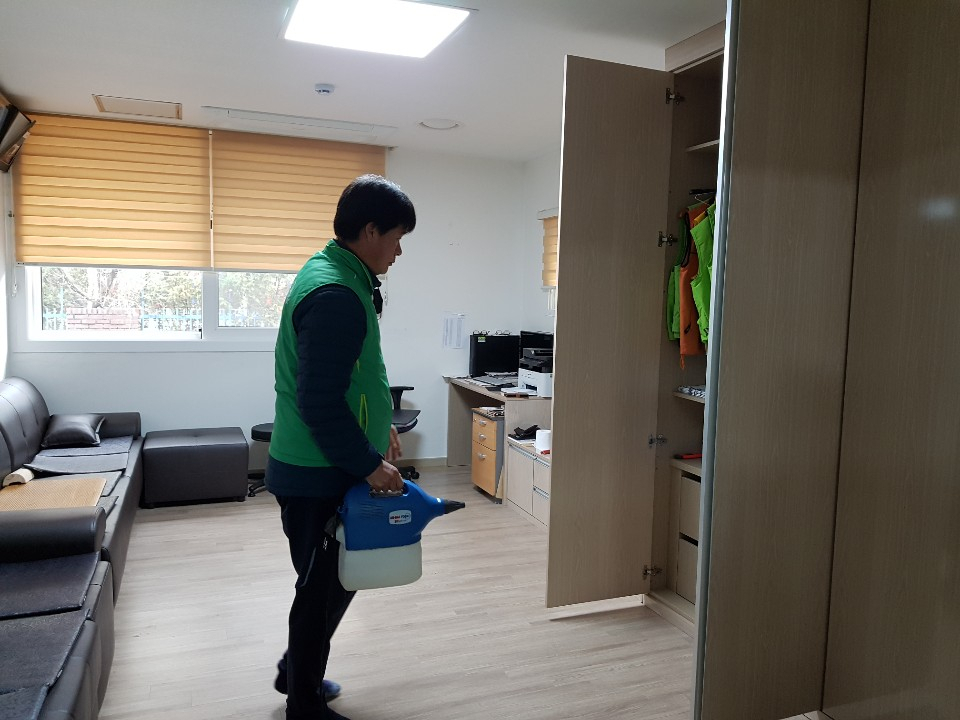 도봉구 계성경로당서 친환경 방역장비로 소독하는 모습. [도봉구 제공]