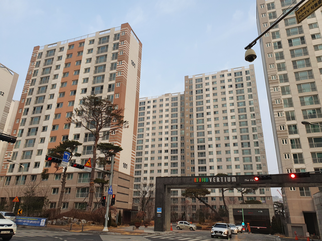 경기 수원시 권선구 금곡동의 신축 대단지인 호반베르디움 더 퍼스트 전경. 최근 이 지역 신축 아파트 실거래가가 몇달새 3~4억이 뛰면서 규제지역으로 지정되는 것 아니냐는 예상이 나오고 있다. [헤럴드경제DB]