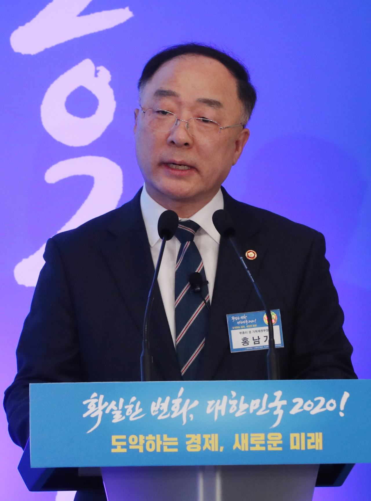 홍남기 부총리 겸 기획재정부 장관이 이번주에 부동산 추가대책이 나올 것이라고 밝혔다. 지난해 12·16 대책 이후 두 달만에 문재인 정부의 19번째 부동산 대책이 나올 전망이다. 사진은 홍남기 부총리 겸 기획재정부 장관 [연합]