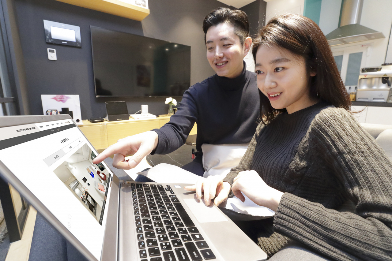 KT가 대우건설과 함께 ‘코로나19’ 확산 방지를 위해 클라우드 CDN 기반의 사이버 모델하우스를 오픈했다고 18일 밝혔다. 사진은 모델들이 노트북으로 사이버 모델하우스에 접속해 주택을 살펴보고 있는 모습. [KT 제공]