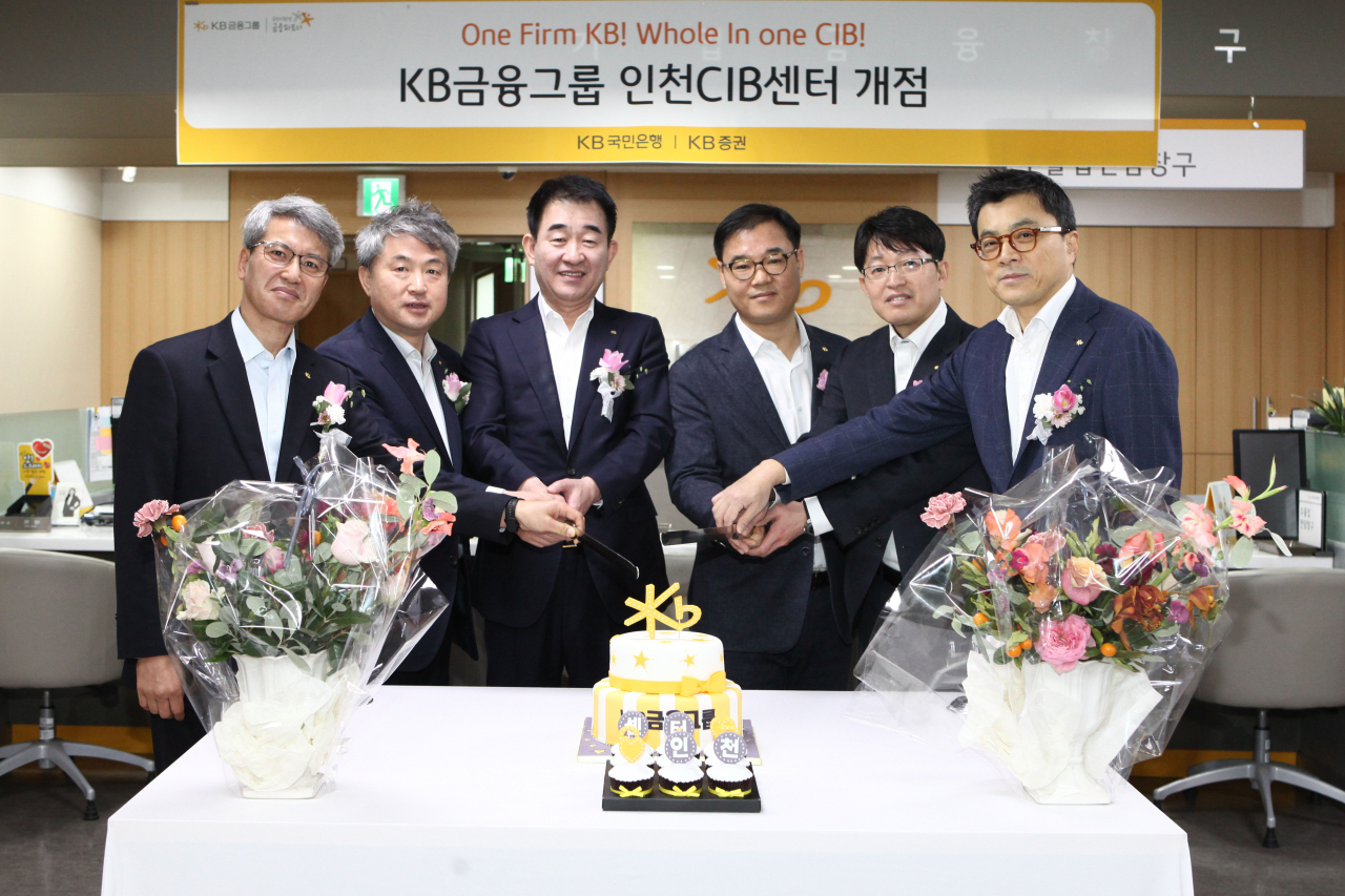 KB증권이 지난 17일 개설한 기업금융 특화 복합점포 인천CIB센터에서 (사진 왼쪽부터) KB국민은행 정회철 경인지역영업그룹 대표, KB증권 박성원 IB1총괄본부장, KB금융지주 김운태 SME부문장, KB국민은행 김용운 경인지역본부장, KB증권 이광근 인천CIB센터장, KB증권 강진두 기업금융2본부장이 기념사진을 촬영하고 있다. [KB증권 제공]