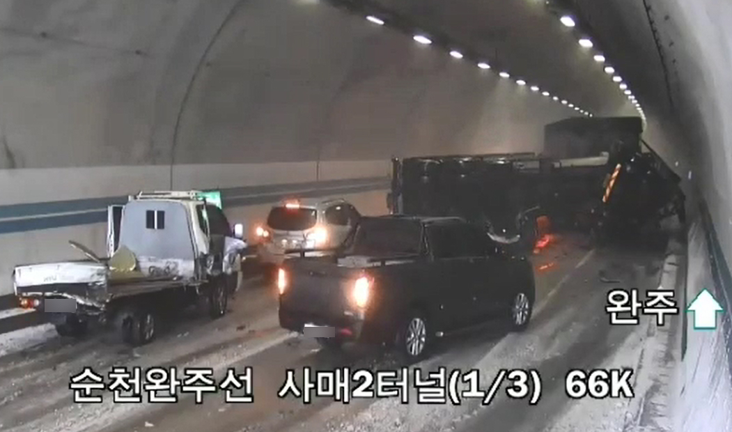 지난 17일 낮 12시23분께 순천&sim;완주 간 고속도로 상행선 전북 남원 사매2터널에서 탱크로리가 쓰러져 화재가 발생, 차량 수십 대가 잇따라 추돌했다. CCTV에는 사고 당시 빙판길에 미끄러진 트레일러 등 차량 6&sim;7대가 터널 내 1·2차로에 뒤엉킨 모습이 포착된다. 경미한 접촉 사고 뒤 뒤따라온 질산을 실은 탱크로리가 넘어지며 순식간에 이들 차량을 덮치면서 큰 사고로 번진다. 이 사고로 현재까지 4명이 숨지고 43명이 중경상을 입어 병원에서 치료를 받고 있다. [연합]