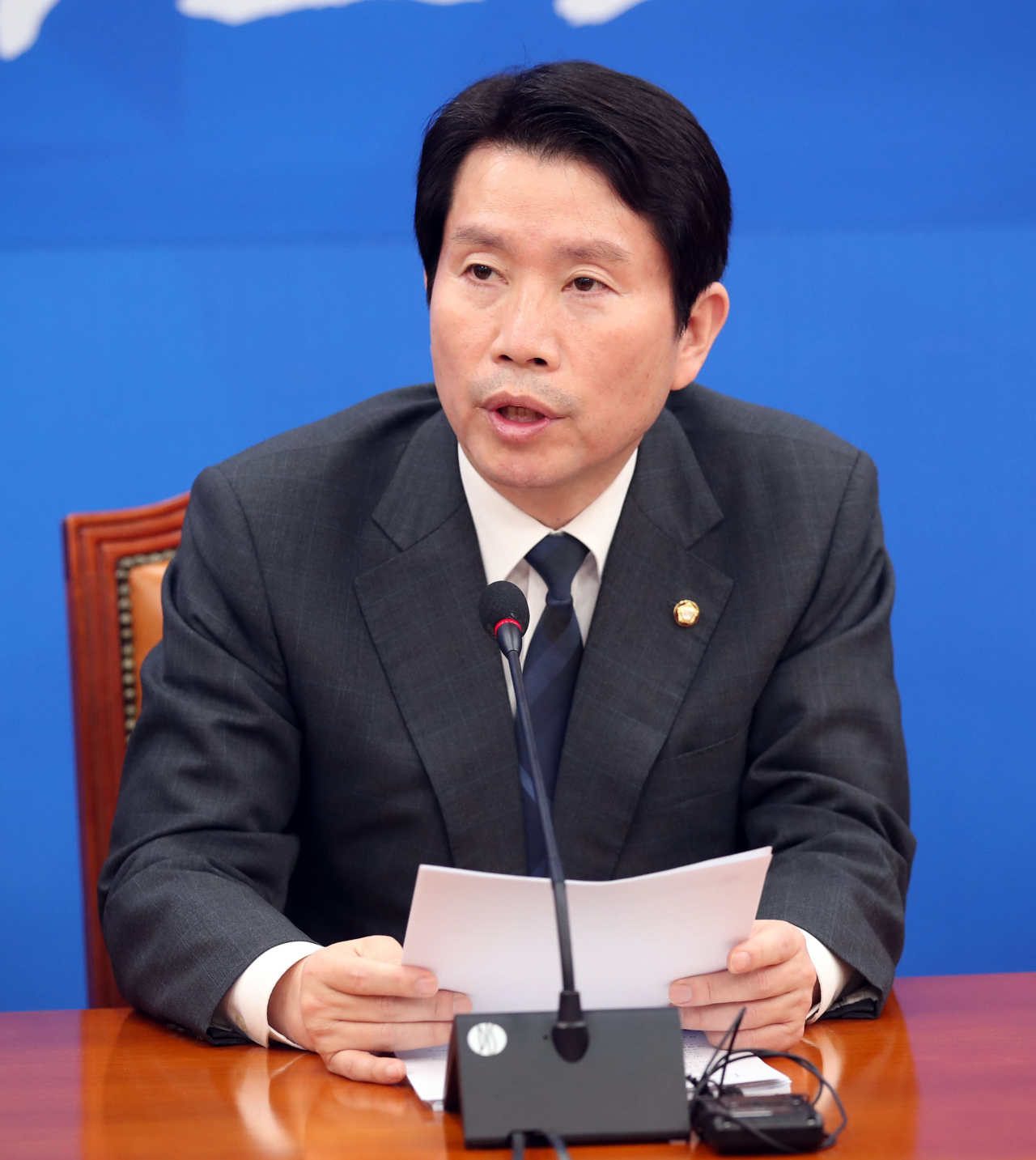 더불어민주당 이인영 원내대표가 13일 오전 국회에서 열린 정책조정회의에서 발언하고 있다. 연합뉴스