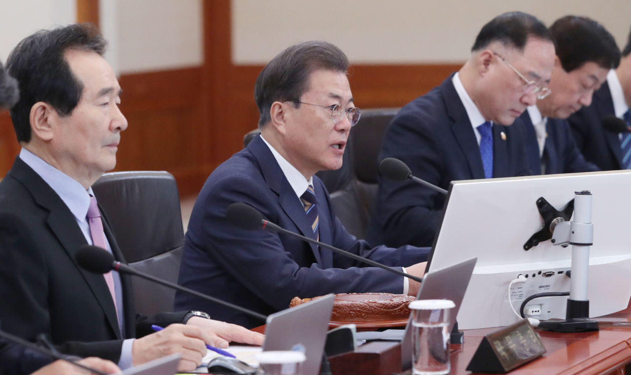 문재인 대통령이 18일 청와대에서 국무회의를 주재하고 있다. [연합]