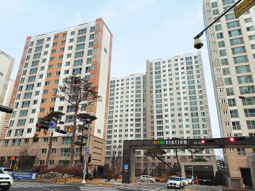 경기 수원시 권선구 금곡동의 신축 대단지인 호반베르디움 더 퍼스트 전경. 최근 이 지역 신축 아파트 실거래가가 몇달새 3~4억이 뛰면서 규제지역으로 지정되는 것 아니냐는 예상이 나오고 있다. [헤럴드경제DB]