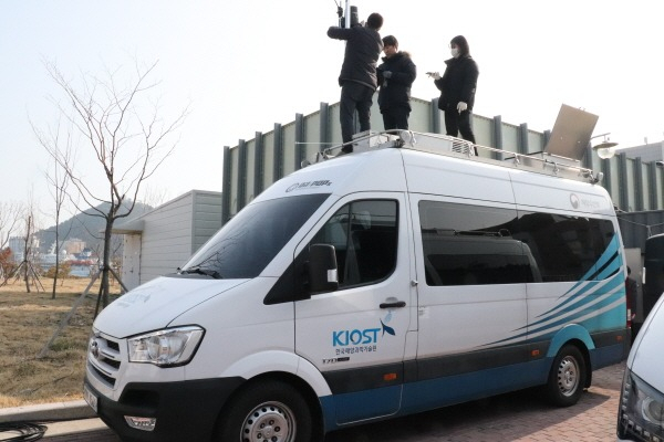 현상민 박사 연구팀이 부산항 미세먼지 농도와 성분 등을 관측하고 있다.[해양과기원 제공]