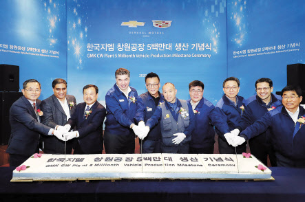 카허 카젬 한국지엠 사장(가운데), 문승 한국지엠 협신회 회장 및 부품 협력사 대표(카젬 사장 왼쪽), 김성갑 노조위원장(카젬 사장 오른쪽 두번째) 이동우 생산부문 부사장(오른쪽) 등이 참여해 기념떡 컷팅을 하는 모습. [한국지엠 제공]