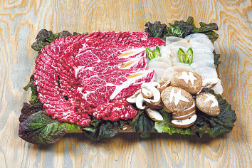 장흥한우+키조개+표고버섯을 함께 맛보는 장흥삼합.