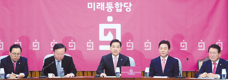 심재철 미래통합당 원내대표(가운데)가 18일 오전 국회에서 열린 원내대책회의에서 모두발언을 하고 있다. 이날 회의는 전날 공식 출범한 통합당의 첫 원내대책회의였다. 이상섭 기자