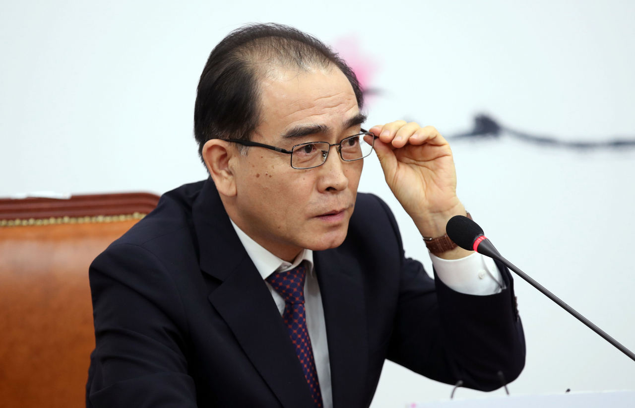 자유한국당(미래통합당) 소속으로 총선 지역구 출마를 공언한 태영호 전 주영북한대사관 공사가 16일 오후 국회에서 열린 기자간담회에서 안경을 고쳐 쓰고 있다. [연합]