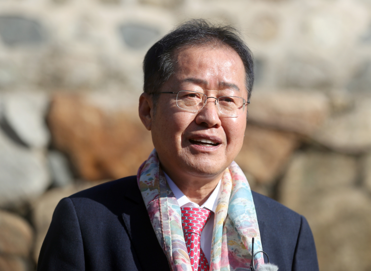 홍준표 전 경남지사가 지난 14일 오전 경남 양산시 통도사를 방문해 취재진과 인터뷰하고 있다. [연합]